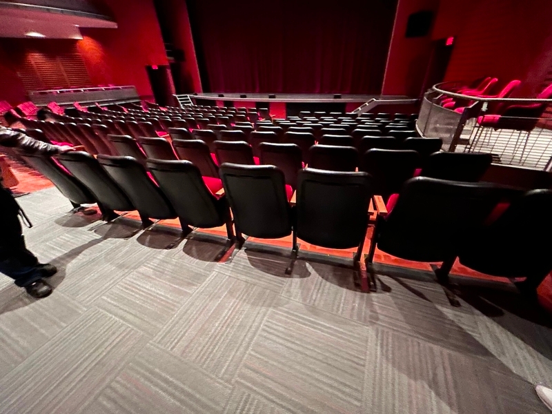 Salle de spectacle - rangée de sièges amovibles pour les places réservées aux personnes en fauteuil roulant