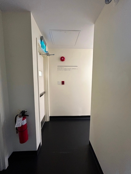 Corridor étroit menant à la salle de toilette 