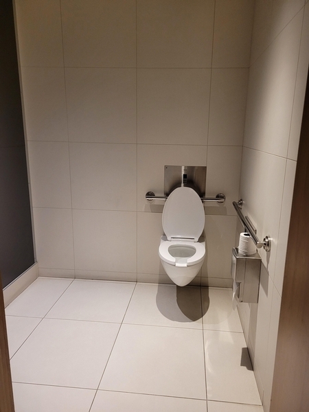 Salle de toilette proche de la réception