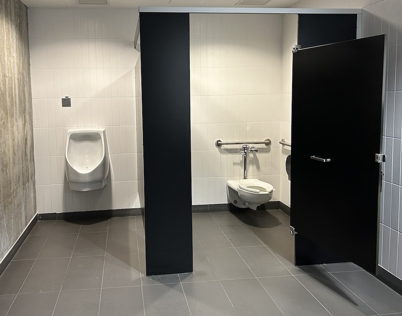 Urinoir et cabinet de toilette