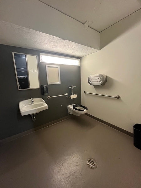 Niveau 2 : toilette (près de la section 105)