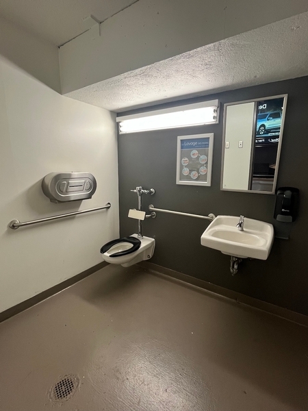 Niveau 2 : toilette (près de la section 109)