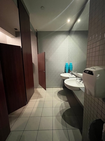 Restaurant la Mise au Jeu : salle de toilettes - lavabos 