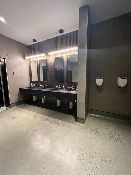 Salle de toilettes - lavabos (près du restaurant le Mythique)