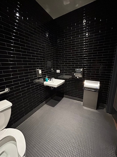 Restaurant La Cage : Salle de toilette (niveau 2)