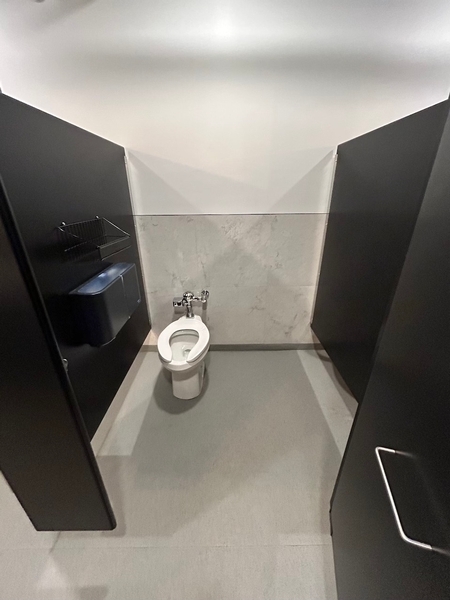 Salle de toilettes des hommes : cabinet 