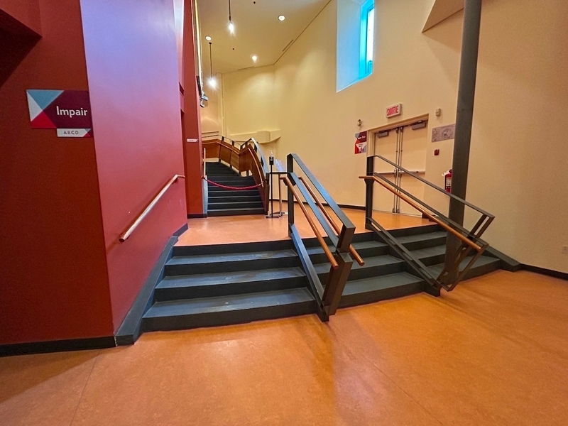 Escalier menant au autres niveaux du théâtre