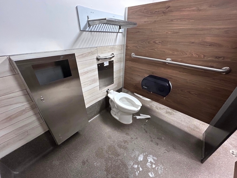 Billetterie Johannsen - salle de toilettes hommes - cabinet de toilette accessible