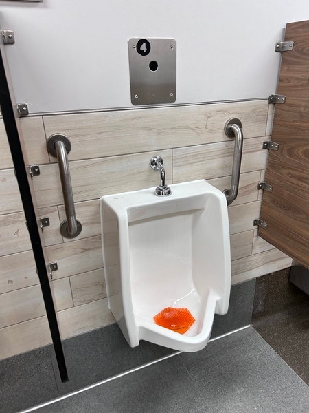 Billetterie Johannsen - salle de toilettes hommes - urinoir