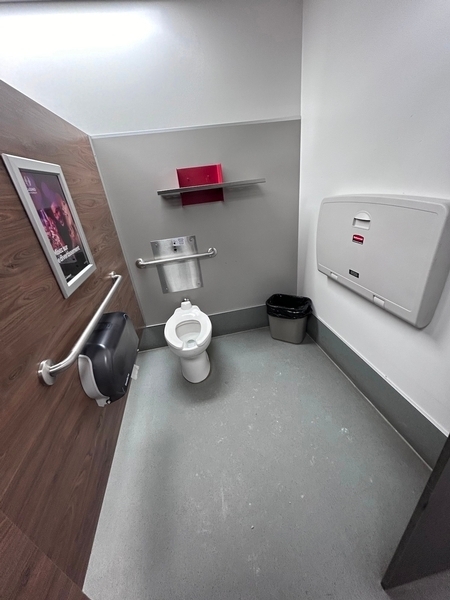 Chalet des Voyageurs - salle de toilettes femmes - cabinet de toilette accessible