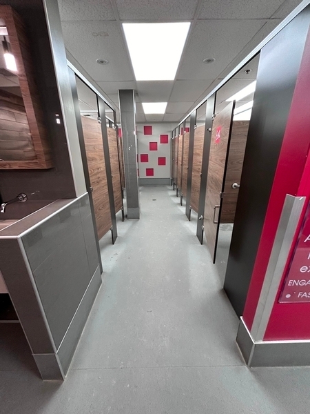 Chalet des Voyageurs - salle de toilettes femmes - allée vers le cabinet de toilette accessible