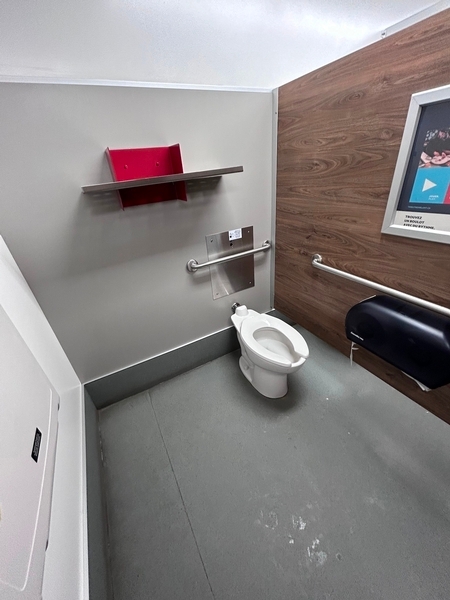 Chalet des Voyageurs - salle de toilettes hommes - cabinet de toilette accessible