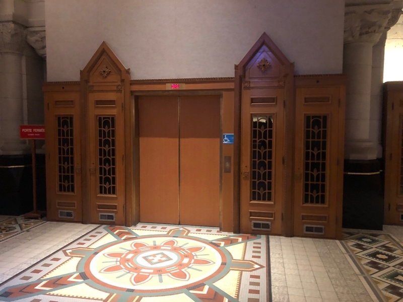 Ascenseur disponible pour atteindre les différentes sections de la basilique
