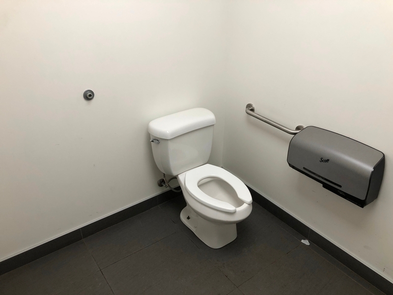 Salle de toilette universelle au 2e étage