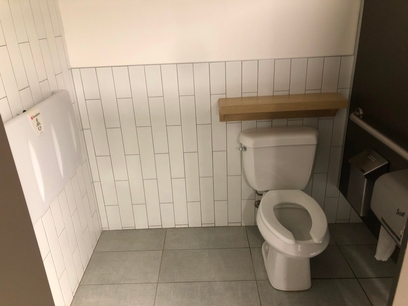 Toilette pour femme (avec table à langer) 1e étage