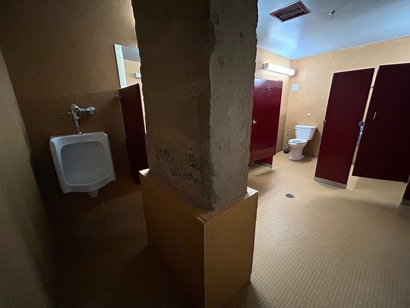 Salle de toilettes universelles et urinoir
