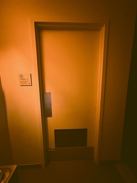 Porte d'entrée de la salle de toilette universelle