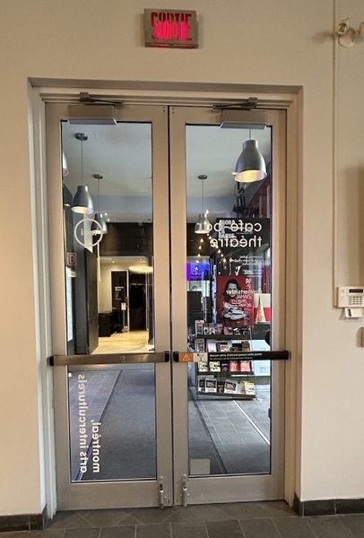 Portes d’entrée du Café-bar Théâtre vues de l’intérieur