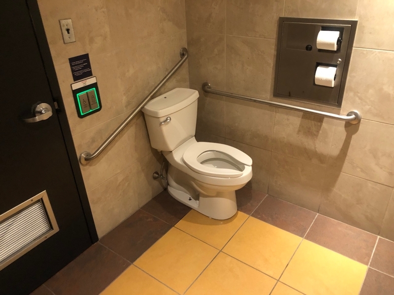 Toilette mixte au 2e étage 