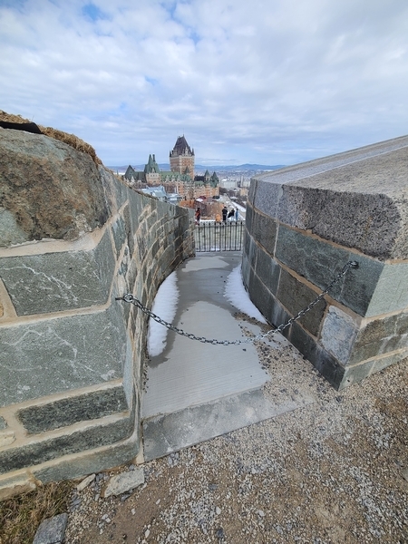 Point de vue partiellement accessible (murs des fortifications à plus de 1,2m)