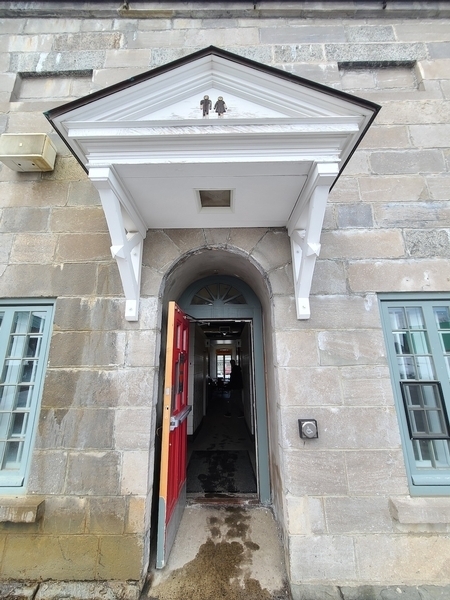Porte d'entrée (70 cm) vers la boutique et le musée
