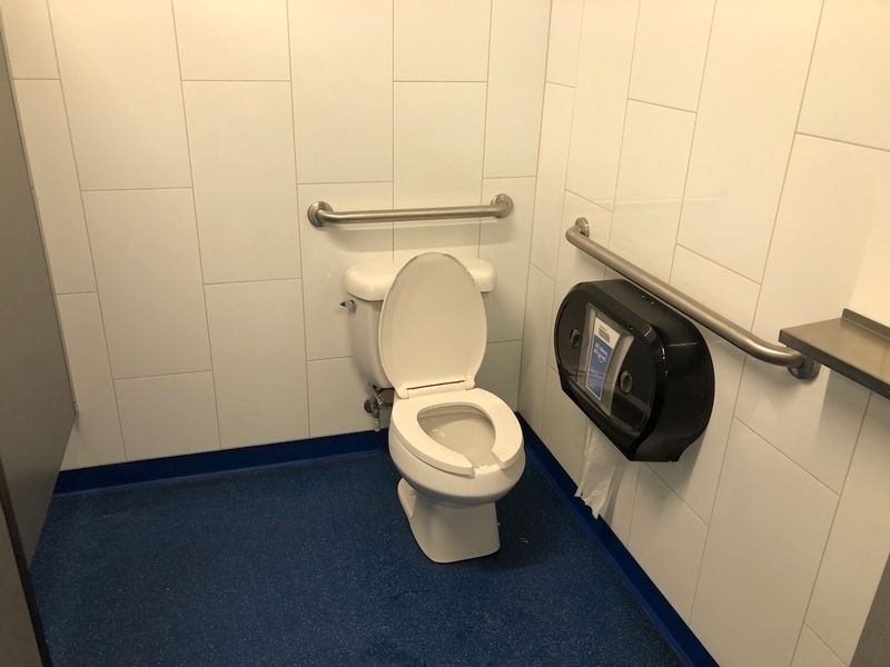 Salle de toilette homme et femme au niveau 0. Le cabinet est identique d'une toilette à l'autre