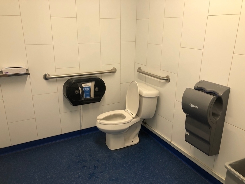 Toilette universelle mixte au niveau 1