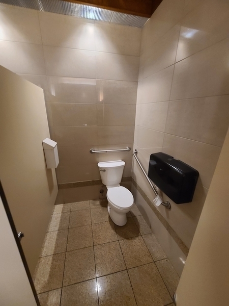 Cabinet adapté des salles de toilette (5ème étage)
