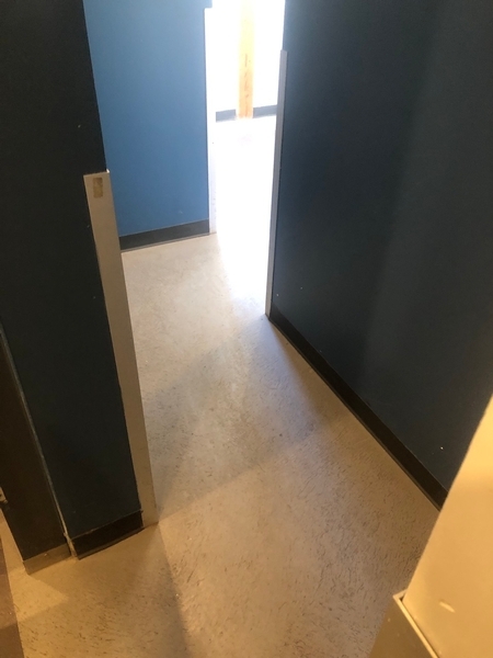 Corridor menant aux toilettes pour homme