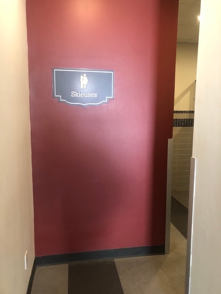 Corridor menant aux toilettes pour femme