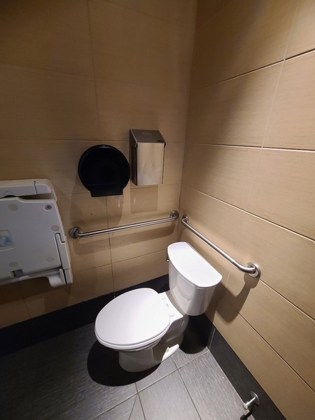 Salle de toilette universelle - Restaurant Ginger