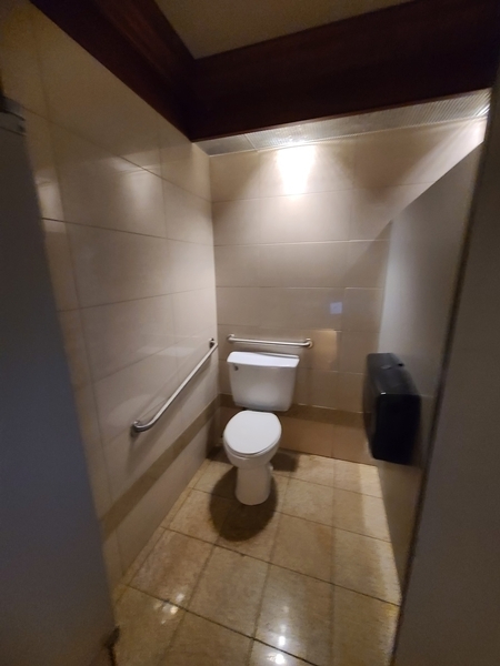 Cabinet adapté des salles de toilettes (1er étage)