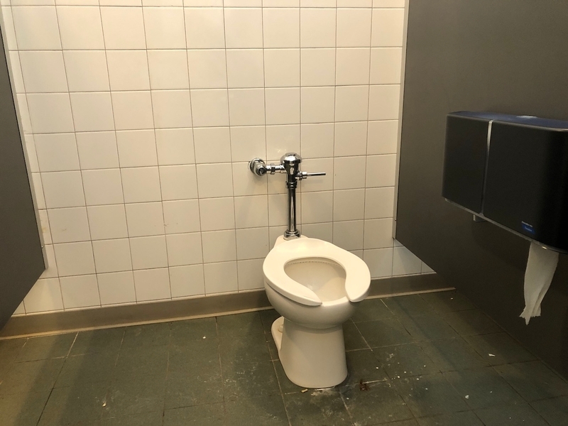 Salle de toilette pour homme au rez-de-chaussée