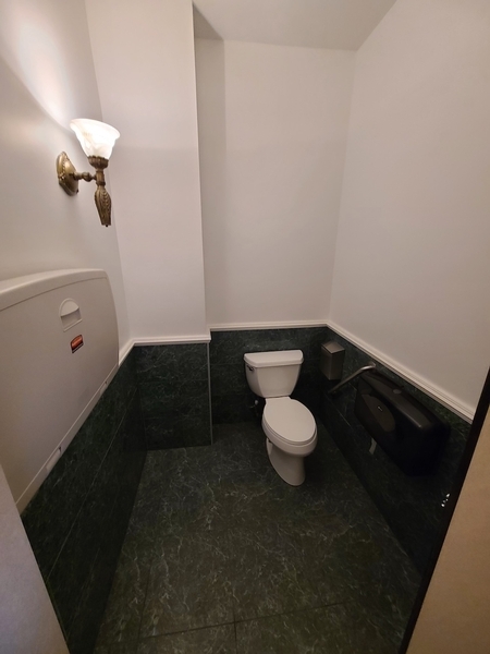Salle de toilette adjacente au restaurant
