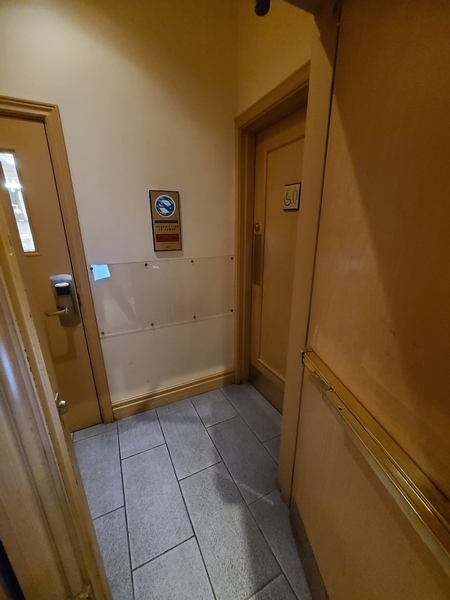 Salle de toilettes adjacente au restaurant