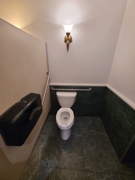 Salle de toilettes des hommes (Niveau S1)