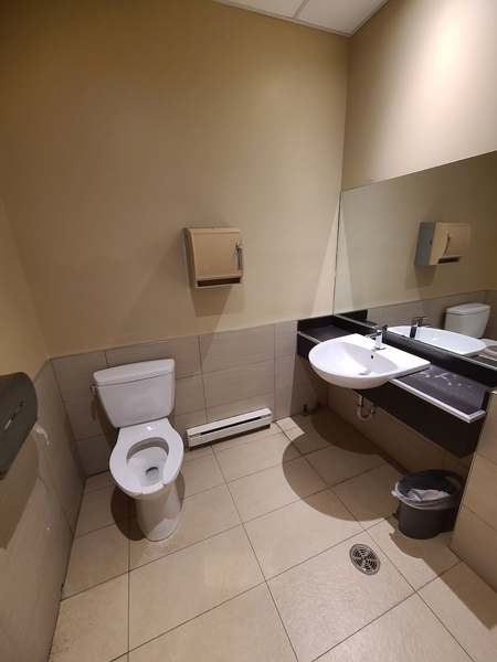 Salle de toilette universelle au 7e étage