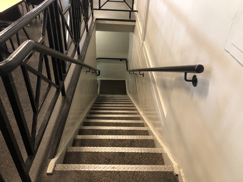 Escaliers menant au sous-sol