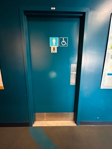 Porte de la salle de toilettes homme