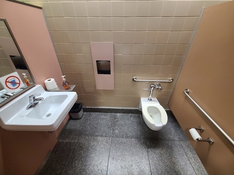 Cabinet de la salle des toilettes des hommes