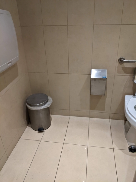 Salle de toilettes à cabinets multiples