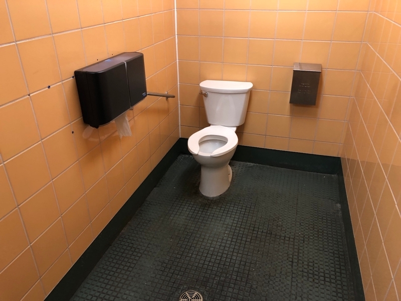 Salle de toilette au sous-sol du chalet du sommet