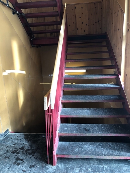 Escaliers côté pistes menant au sous-sol et au 2e étage