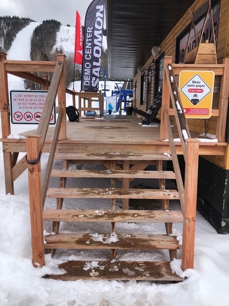 Escaliers pour accéder à la boutique