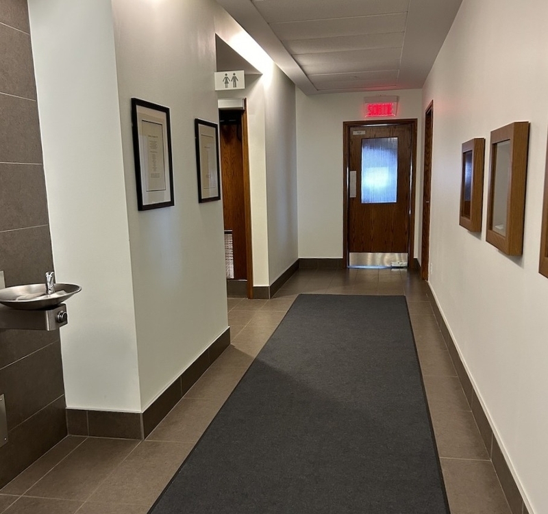 Corridor menant aux salles de toilettes