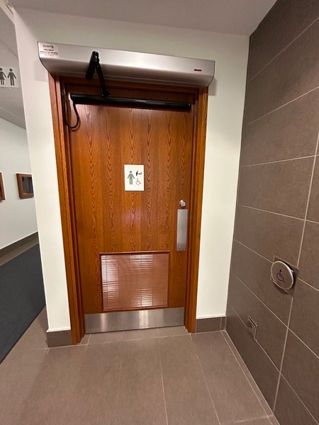 Porte d'entrée de la salle de toilettes homme