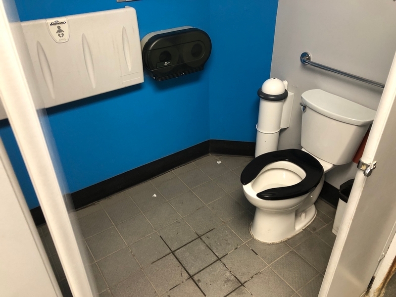 Salle de toilette pour femme au 1e étage