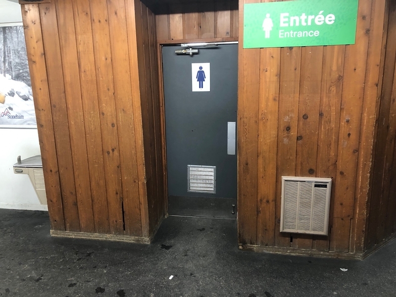 Salle de toilette pour femme au 1e étage