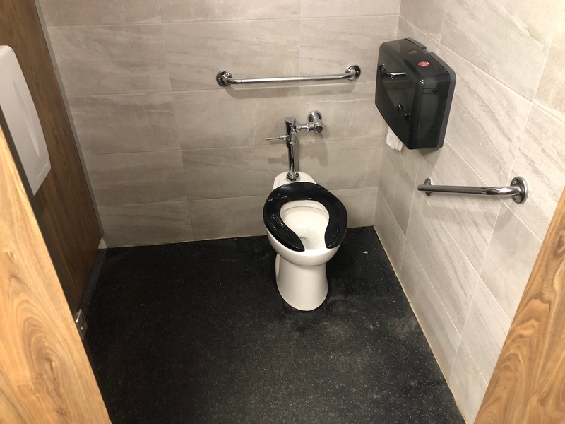 Salle de toilette pour homme au 1e étage