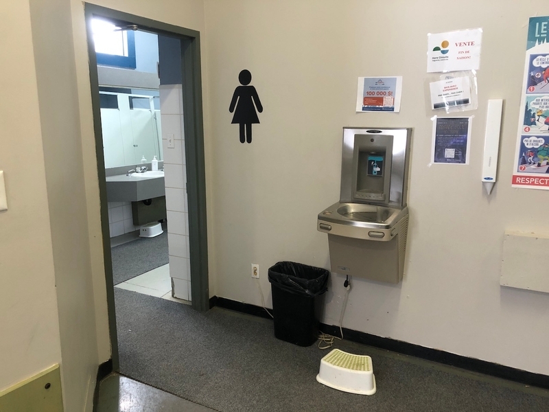 Entrée de la salle de toilette pour femme